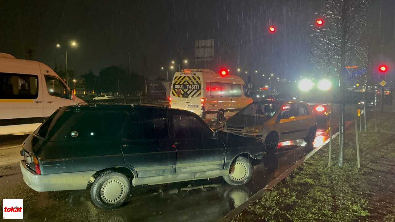 Yağış Sebebiyle Kayan Otomobil, Trafik Işıklarında Bekleyen Araca Çarptı 5 Yaralı6