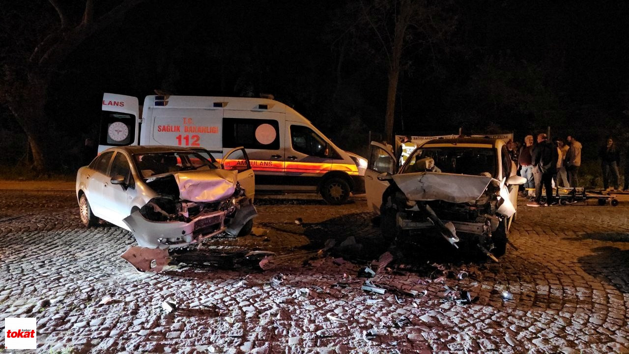 2 Otomobil Çarpıştı, Ortalık Savaş Alanına Döndü 4 Yaralı1