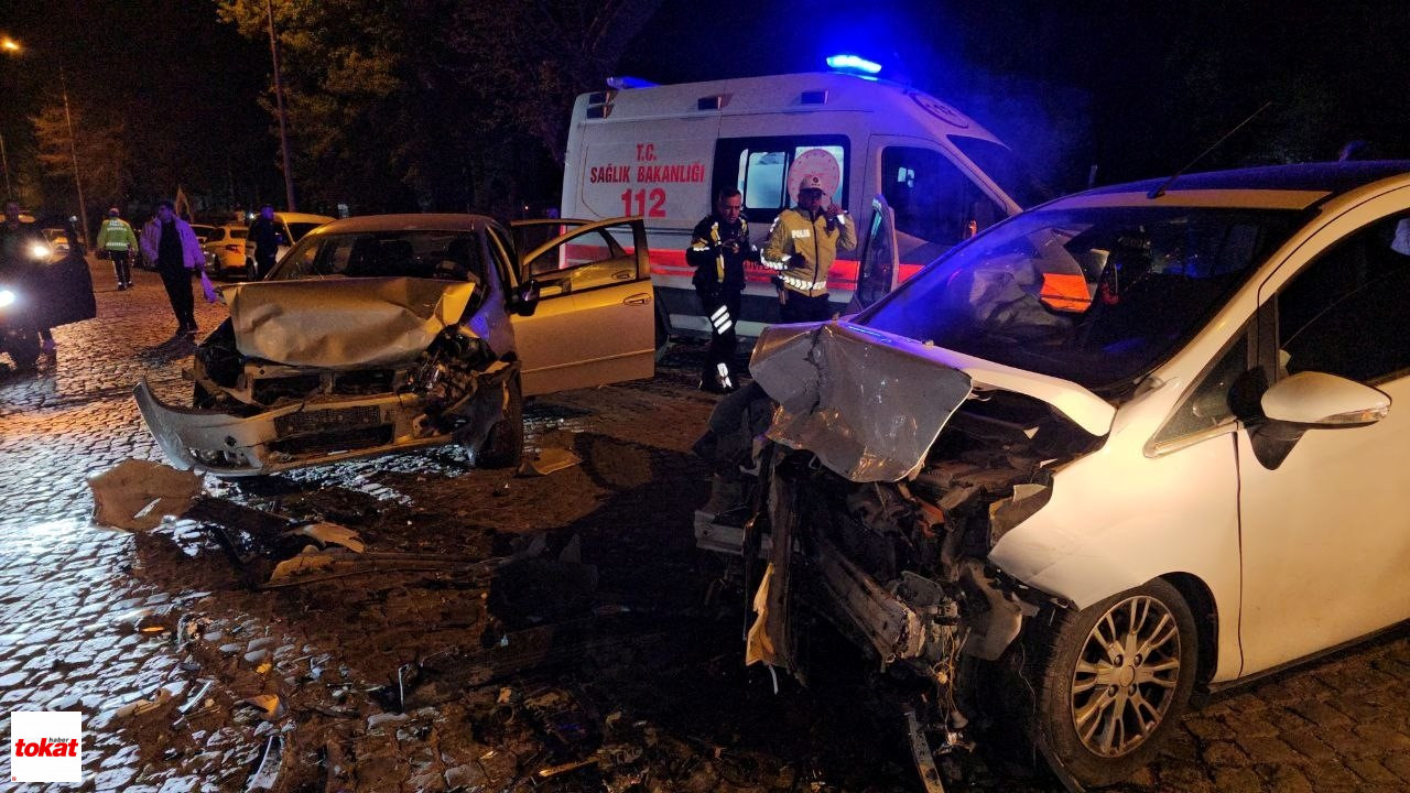 2 Otomobil Çarpıştı, Ortalık Savaş Alanına Döndü 4 Yaralı2