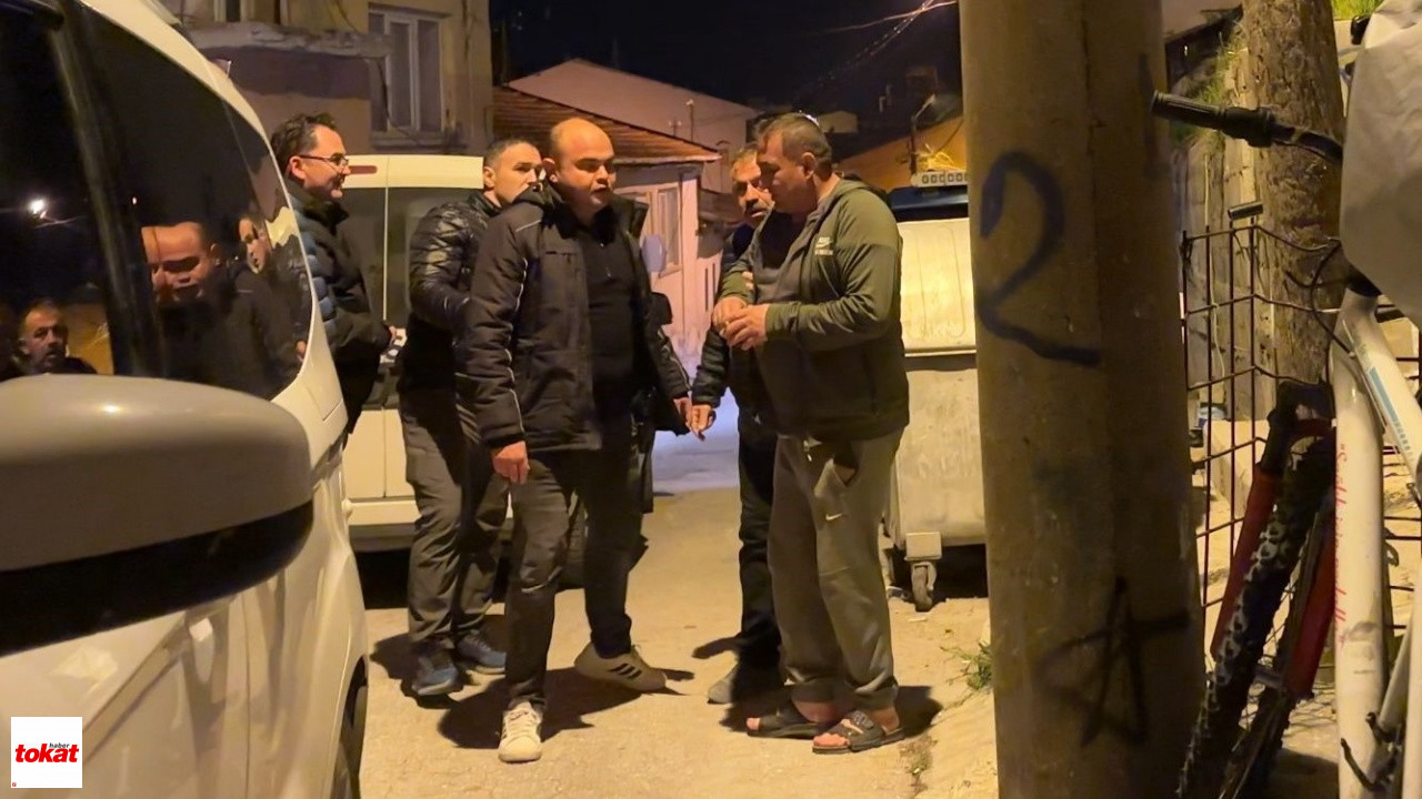 Ailesi Ile Tartışıp Elinde Tüfekle Sokakta Havaya Ateş Açan Alkollü Şahıs Polise Ecel Teri Döktürdü