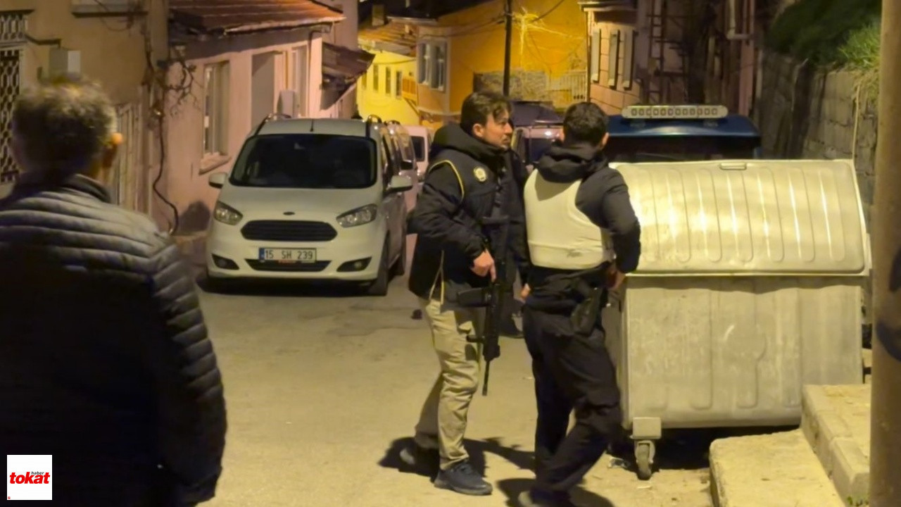 Ailesi Ile Tartışıp Elinde Tüfekle Sokakta Havaya Ateş Açan Alkollü Şahıs Polise Ecel Teri Döktürdü11