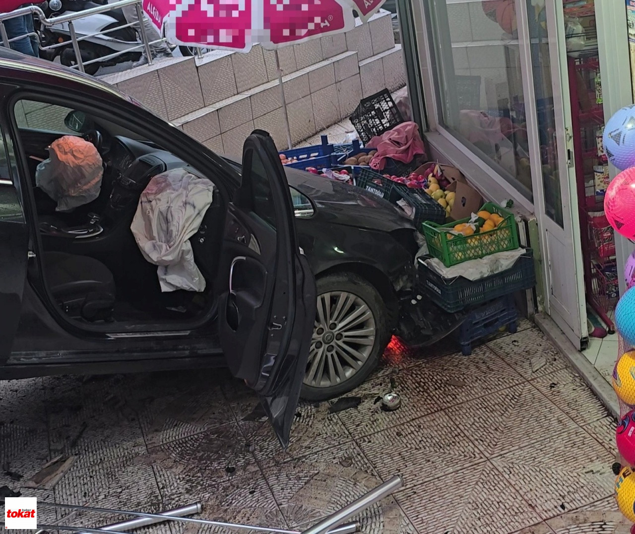 Faciadan Dönüldü Kazaya Karışan Otomobil Markete Daldı