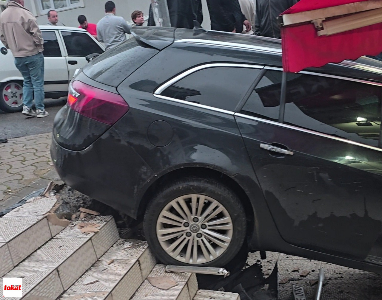 Faciadan Dönüldü Kazaya Karışan Otomobil Markete Daldı3