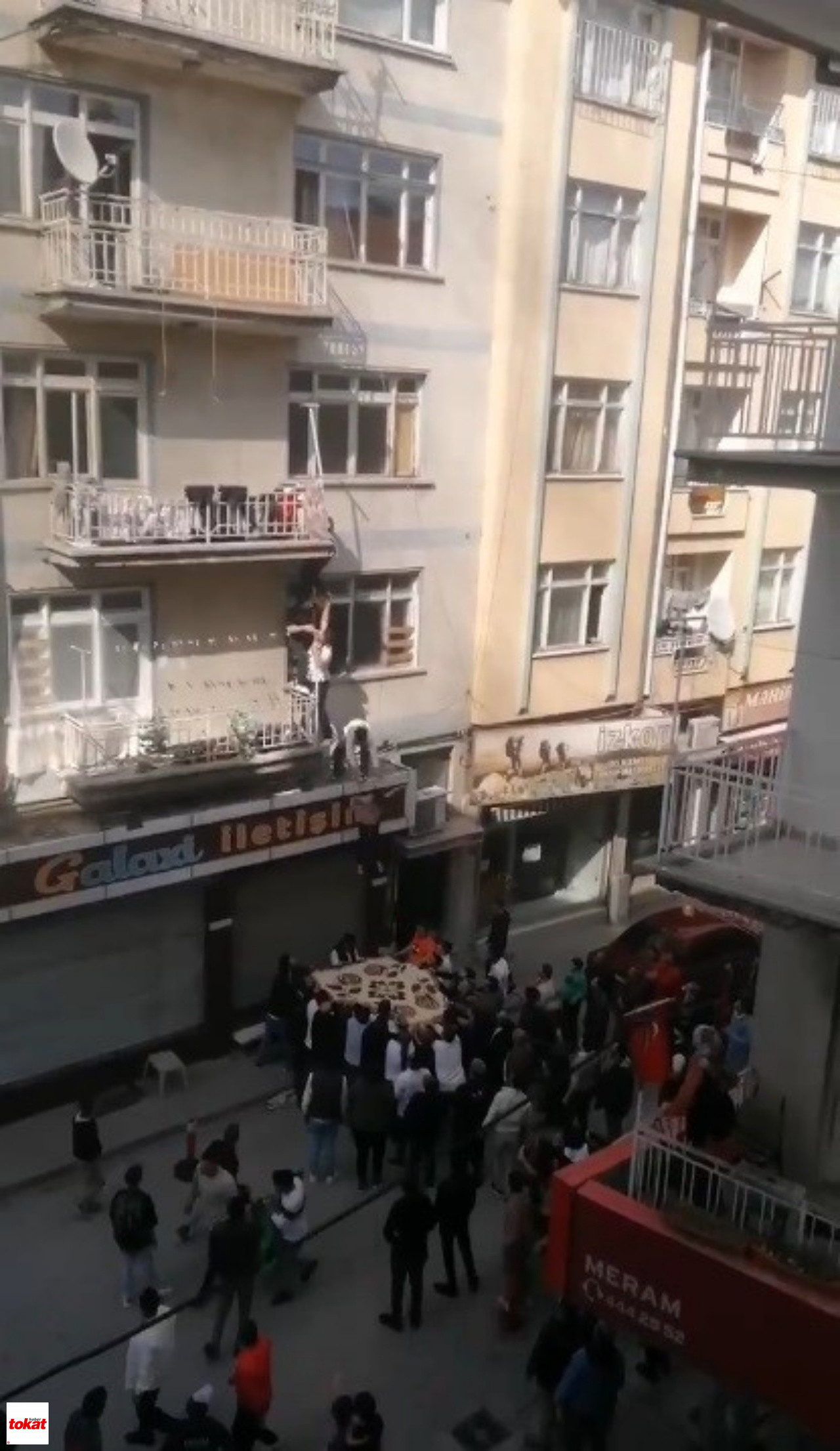 Faciadan Kurtuluş Kamerada Battaniyeye Atlayarak Hayatta Kaldılar, 2 Çocuk Hayatını Kaybetti1
