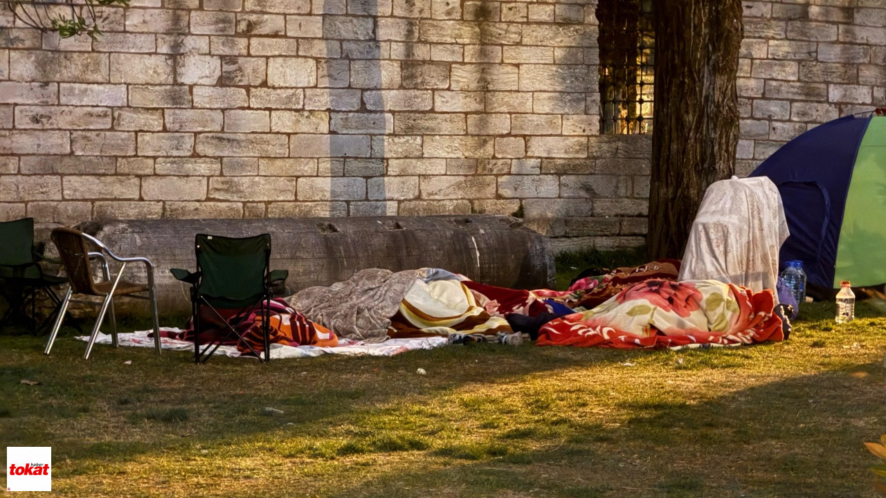 İstanbullular Depremin Ardından Geceyi Parklara Kurdukları Çadırlarda Geçiriyor1