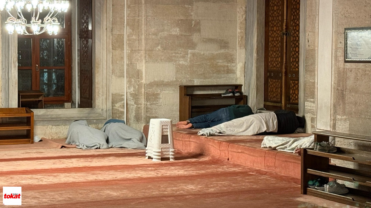 İstanbullular Depremin Ardından Geceyi Parklara Kurdukları Çadırlarda Geçiriyor2