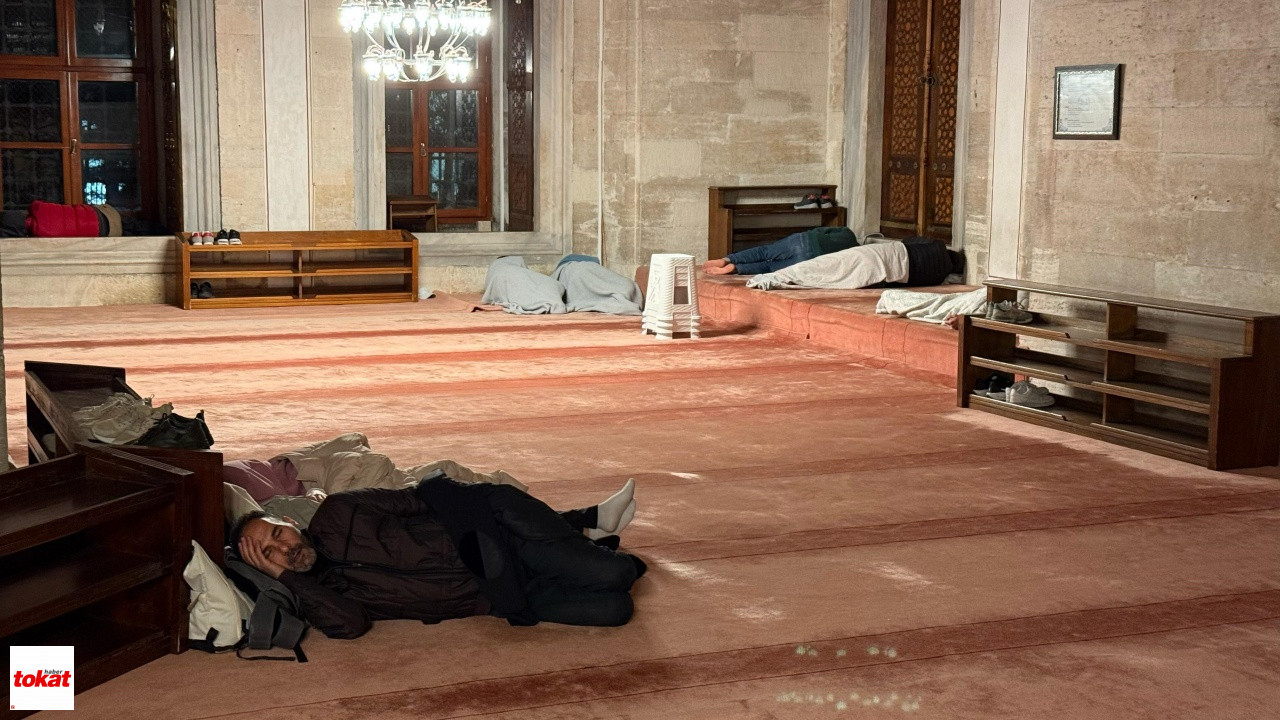 İstanbullular Depremin Ardından Geceyi Parklara Kurdukları Çadırlarda Geçiriyor3