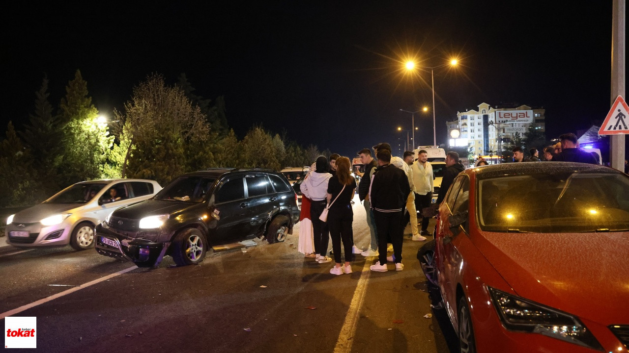 Kırmızı Işıkta Bekleyen Araçların Arasına Daldı, Kaza Sonrası Kayıplara Karıştı2