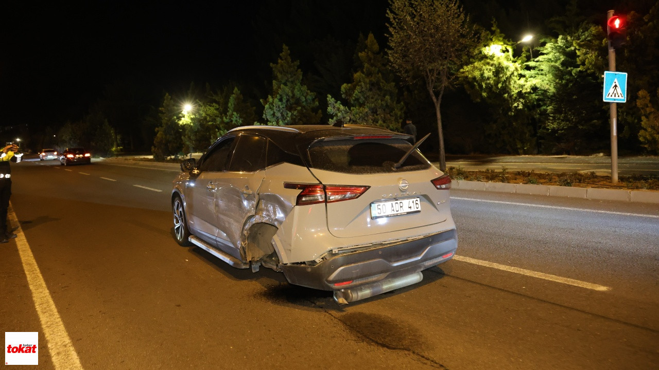 Kırmızı Işıkta Bekleyen Araçların Arasına Daldı, Kaza Sonrası Kayıplara Karıştı4
