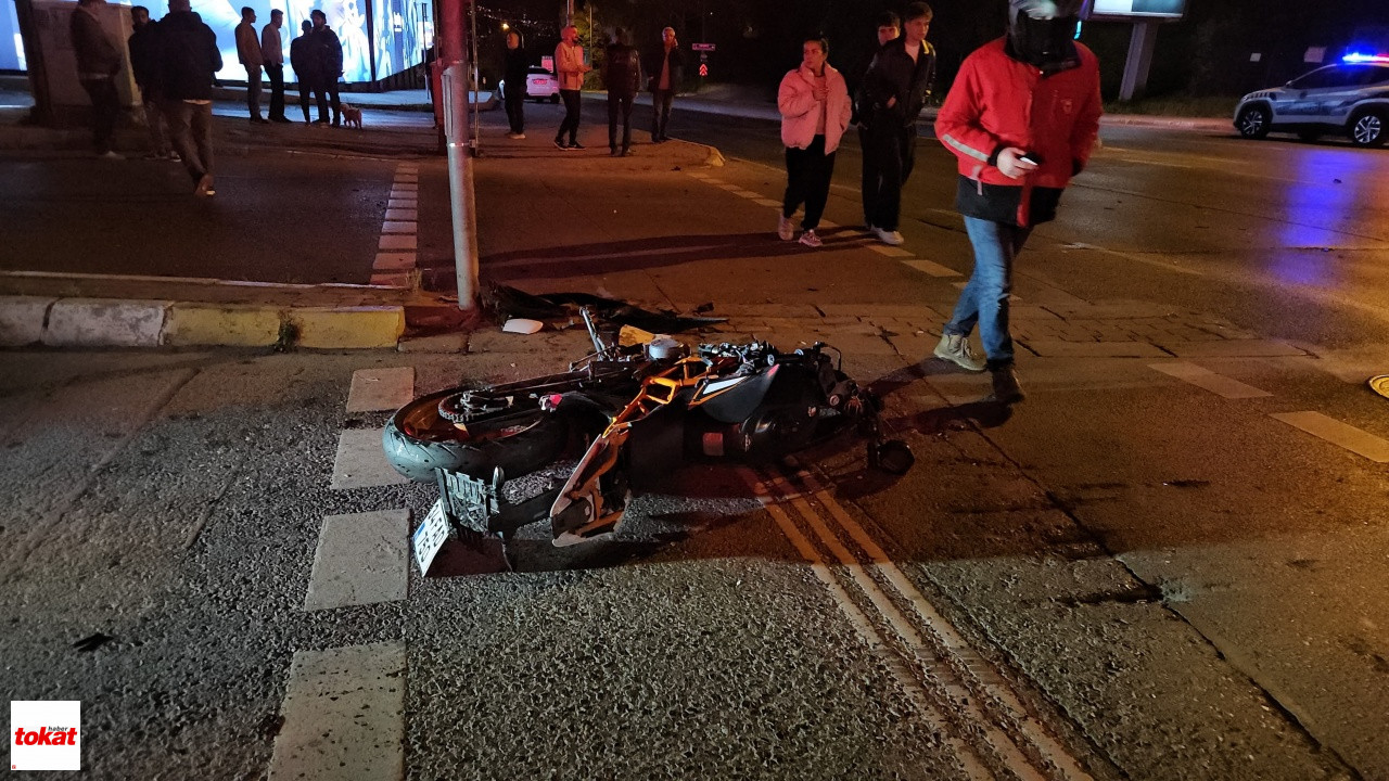 Kontrolden Çıkan Motosiklet Otomobile Çarptı