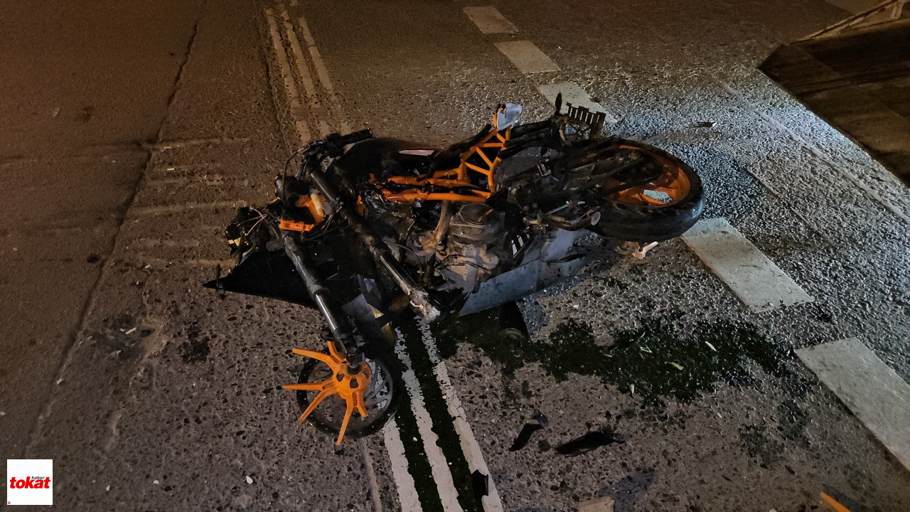 Kontrolden Çıkan Motosiklet Otomobile Çarptı1