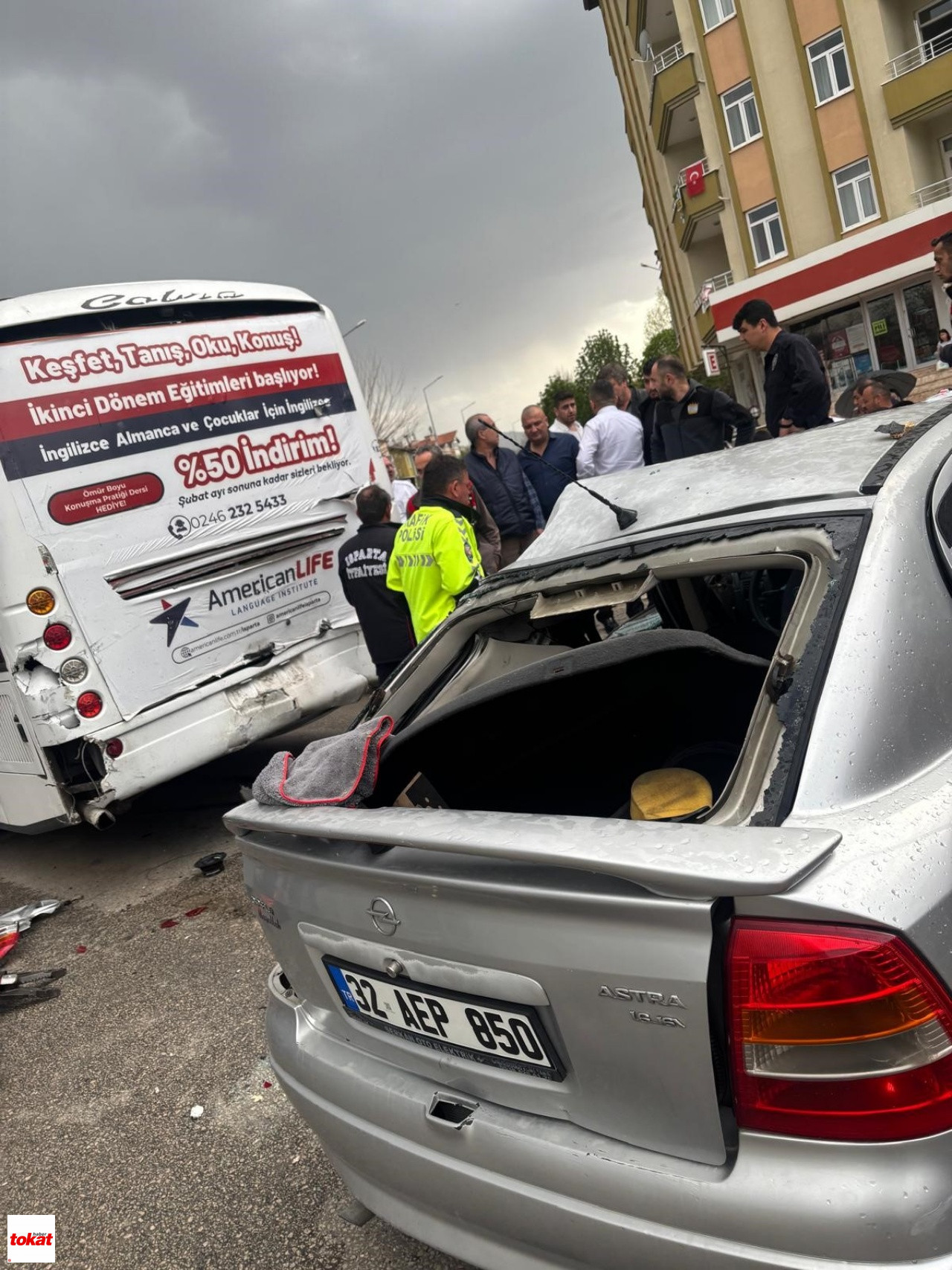 Otomobil, Durakta Yolcu Alan Otobüse Arkadan Çarptı 1 Ölü, 3 Yaralı2