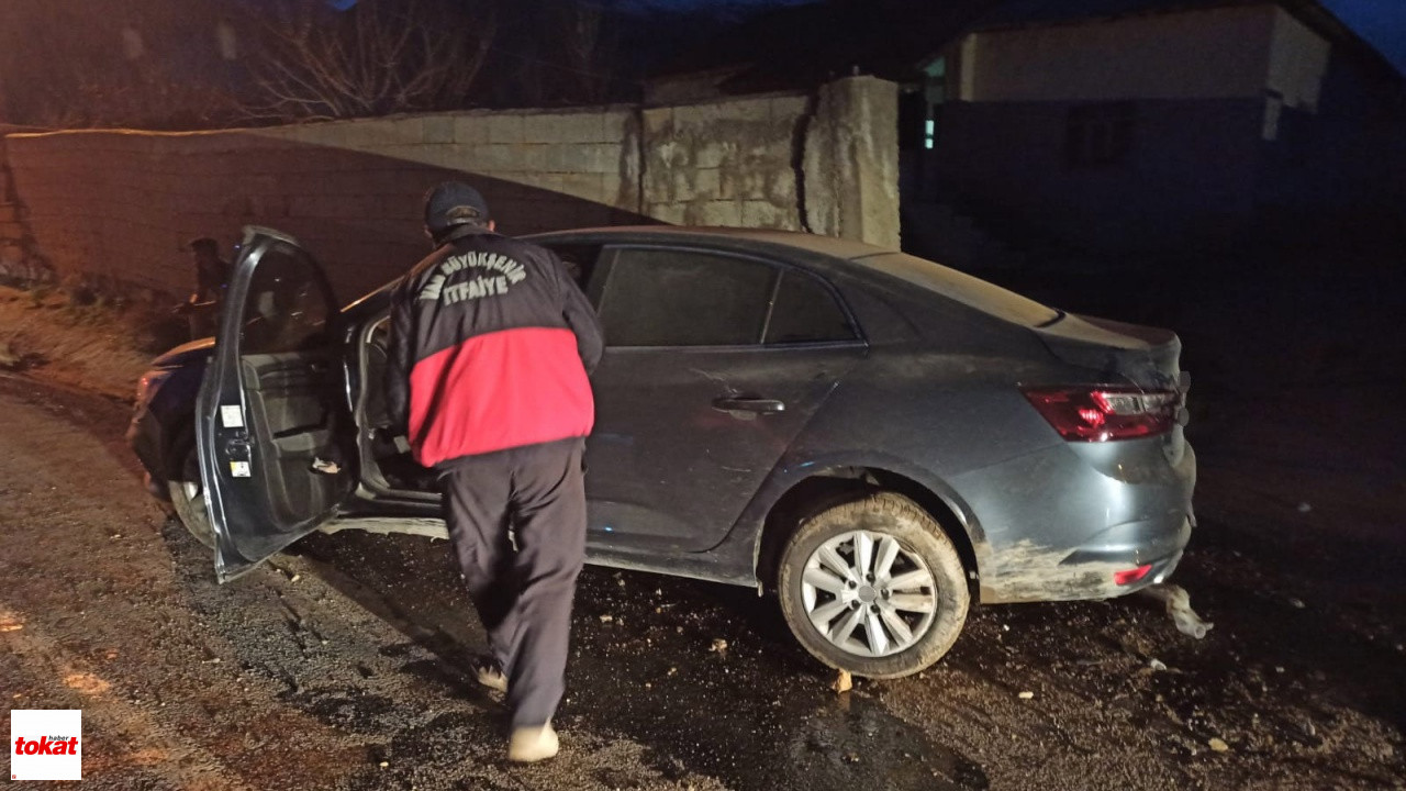 Otomobil Duvara Çarptı 3 Yaralı