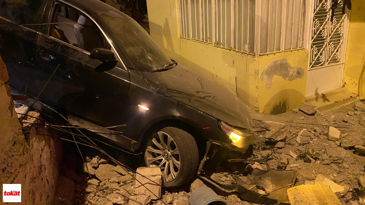 Otomobil Evin Bahçesine Uçtu, Sürücü Kaçtı