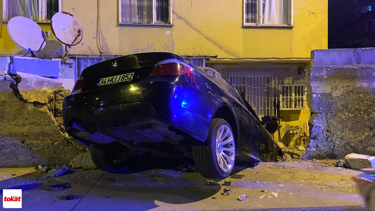 Otomobil Evin Bahçesine Uçtu, Sürücü Kaçtı3