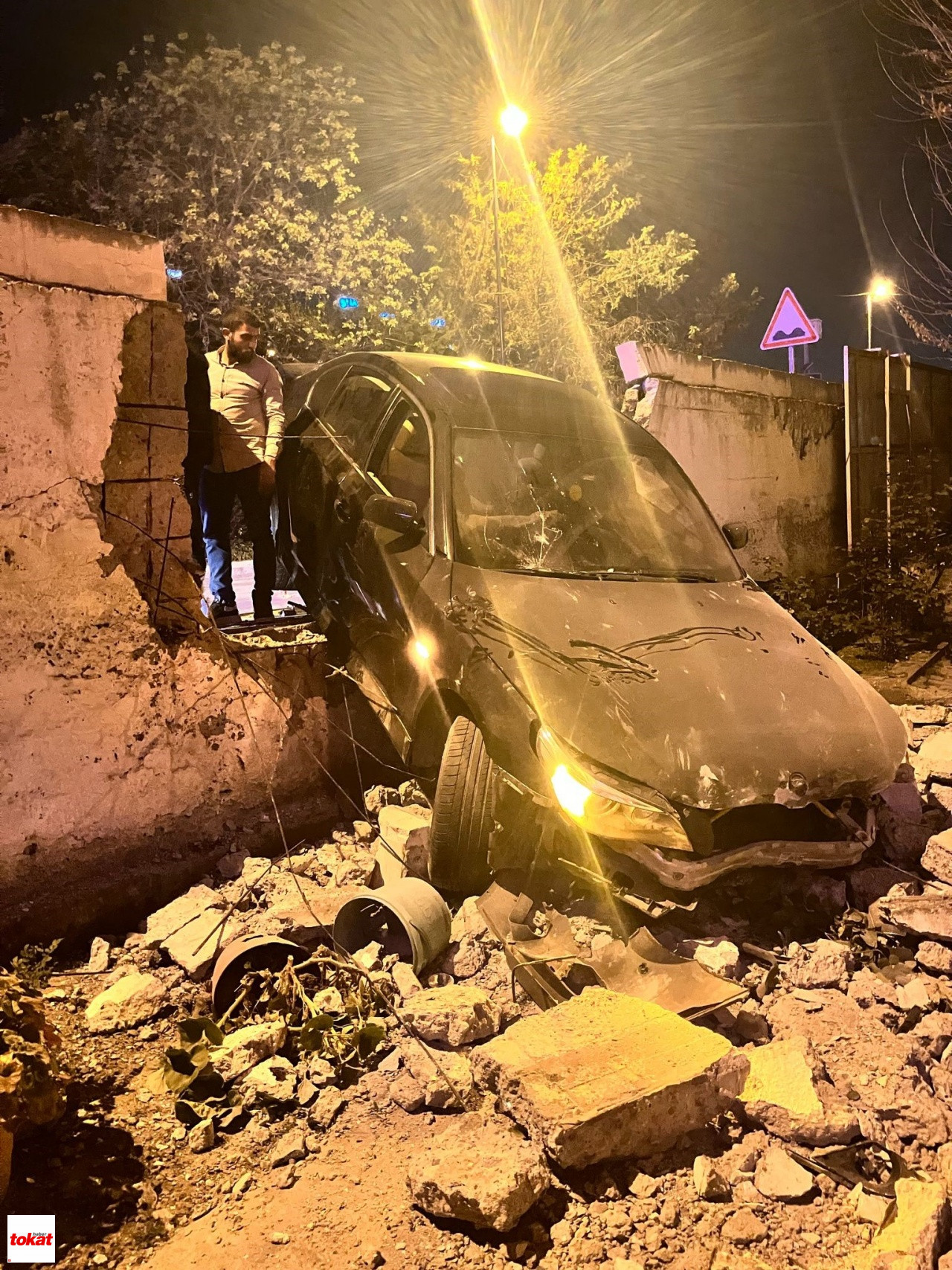 Otomobil Evin Bahçesine Uçtu, Sürücü Kaçtı4