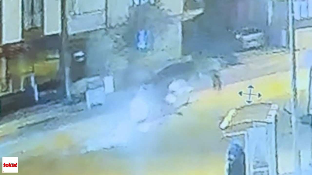 Otomobil Ile Çarpışan Motosiklet Sürücüsü Ağır Yaralandı Kaza Anı Kamerada