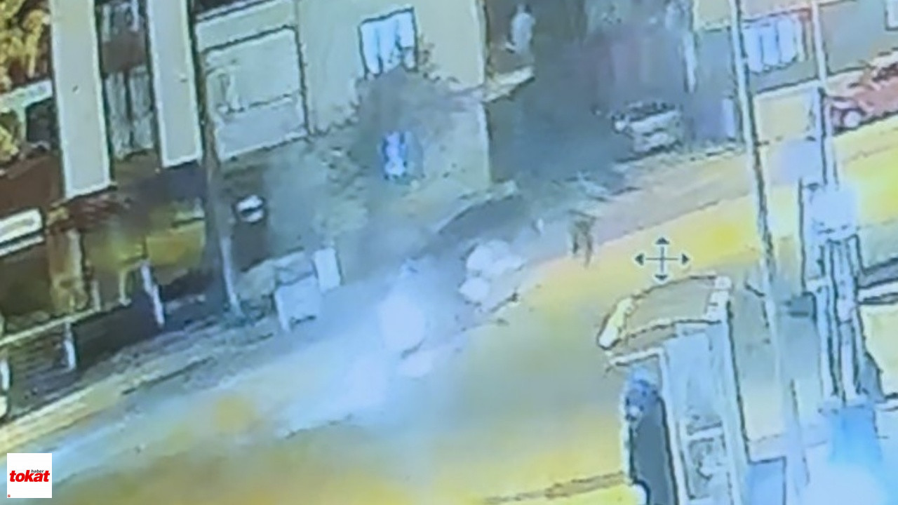Otomobil Ile Çarpışan Motosiklet Sürücüsü Ağır Yaralandı Kaza Anı Kamerada1