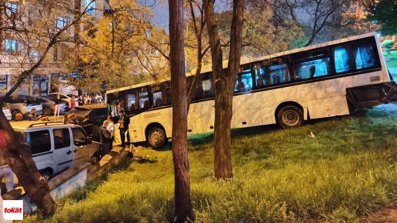 Park Halindeki Otobüs Freni Boşalınca Parka Daldı1