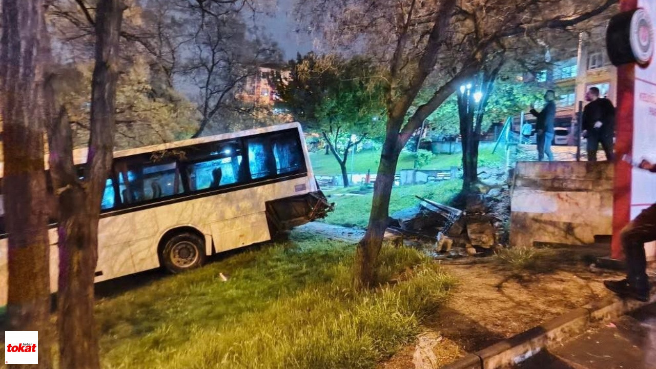 Park Halindeki Otobüs Freni Boşalınca Parka Daldı2