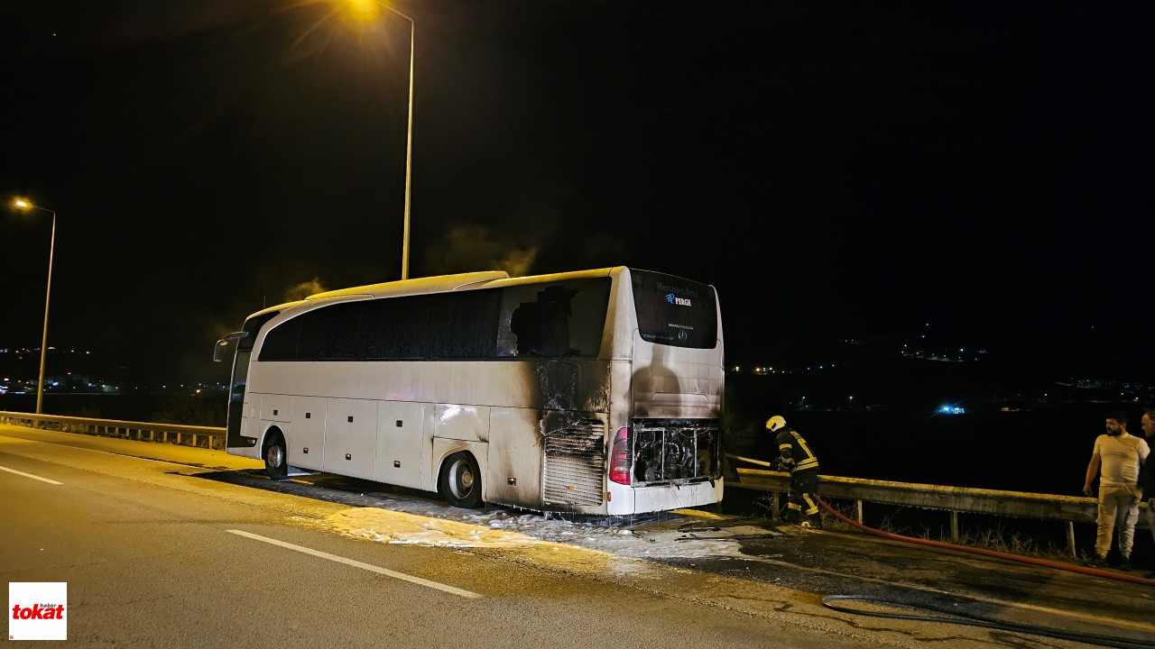 Turistleri Taşıyan Otobüs Yandı, Faciadan Dönüldü1