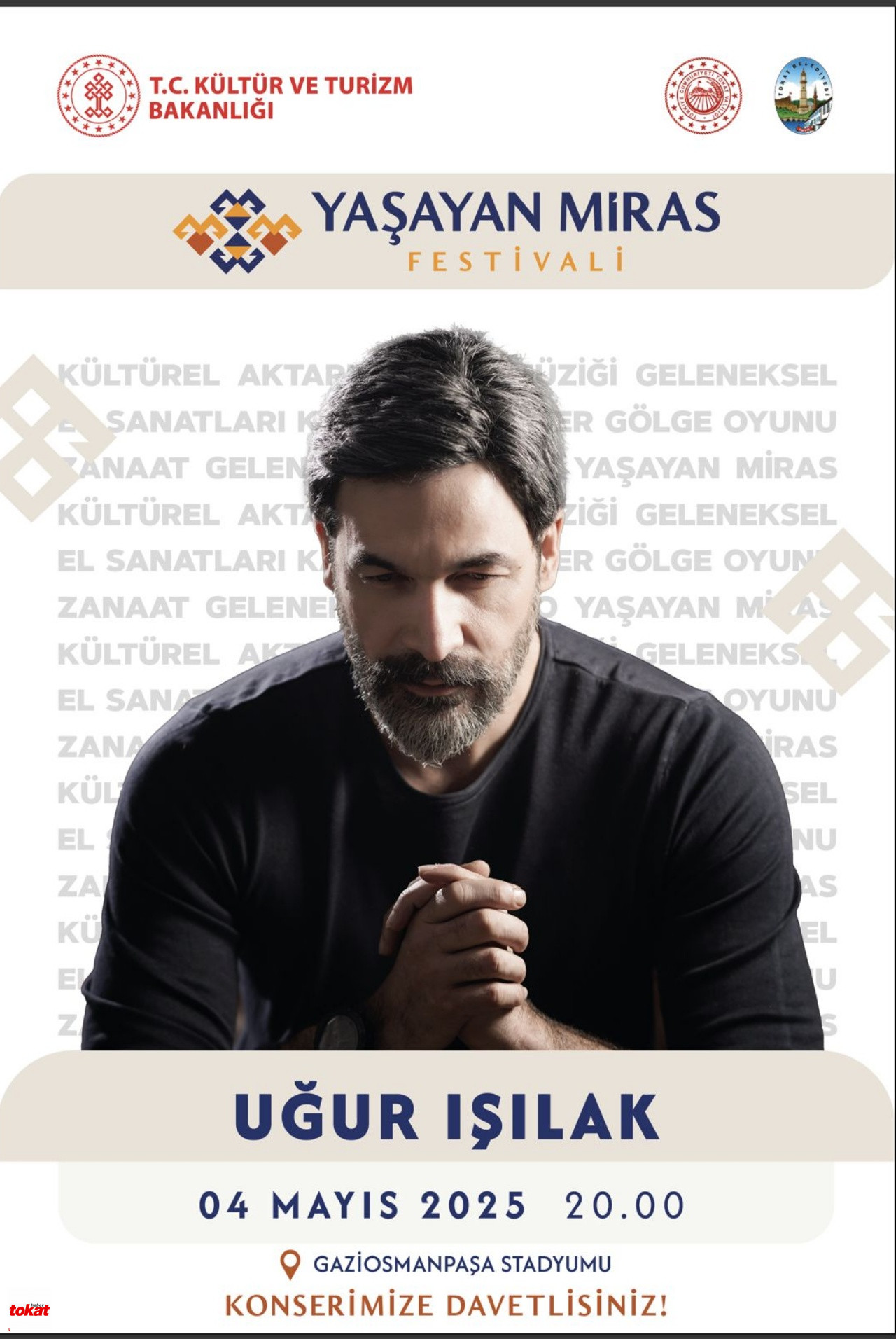 Festivalde geleneksel kıyafetler giyen katılımcılar