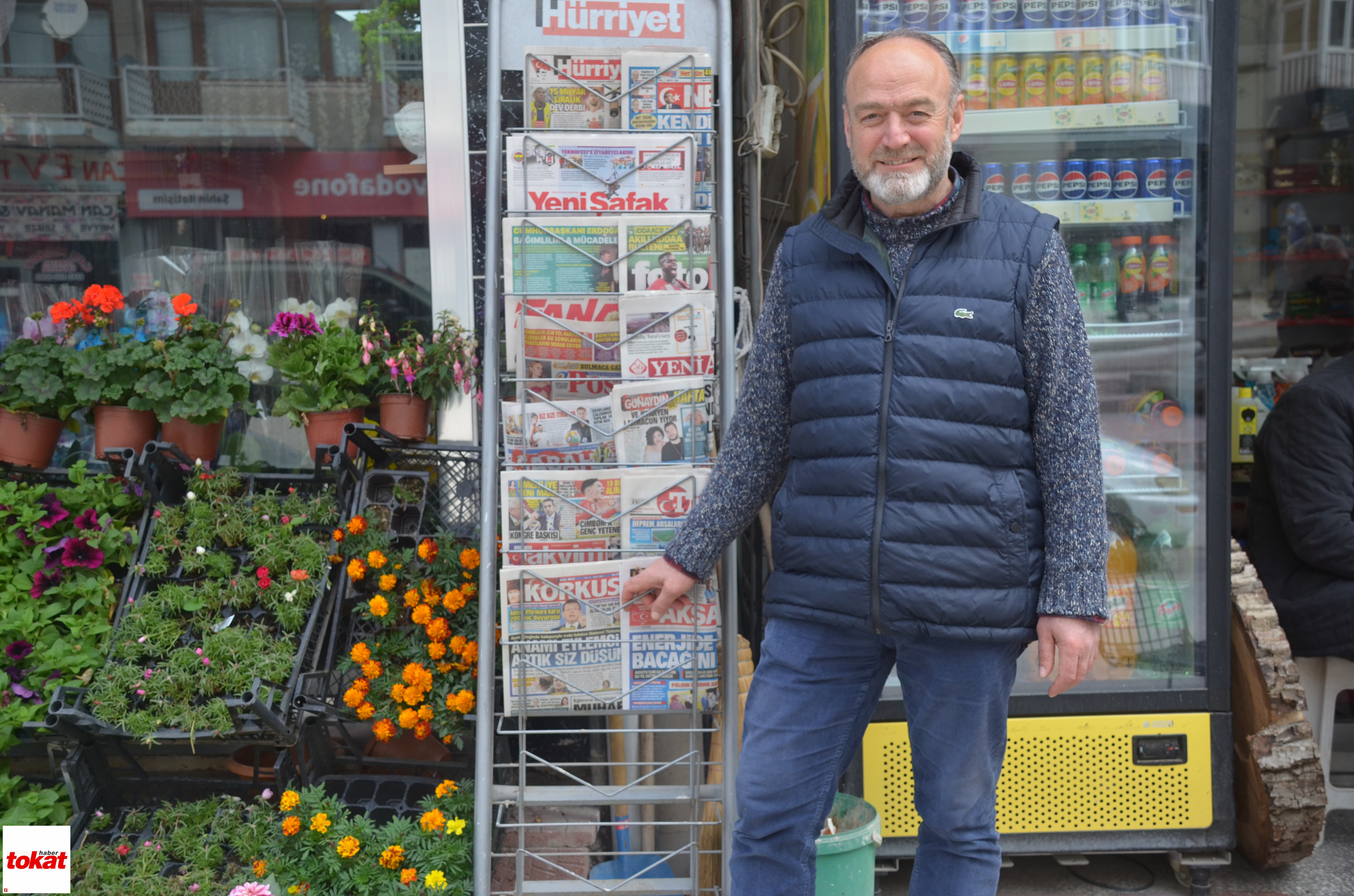 İbrahim Gür bakkal dükkanında