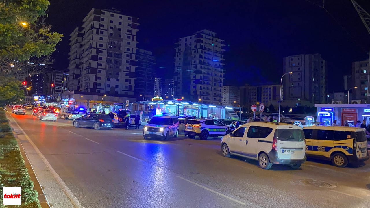 Dur Ihtarına Uymayıp Kaçarken Polis Memuruna Çarptı1
