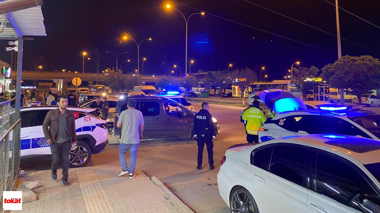 Dur Ihtarına Uymayıp Kaçarken Polis Memuruna Çarptı2
