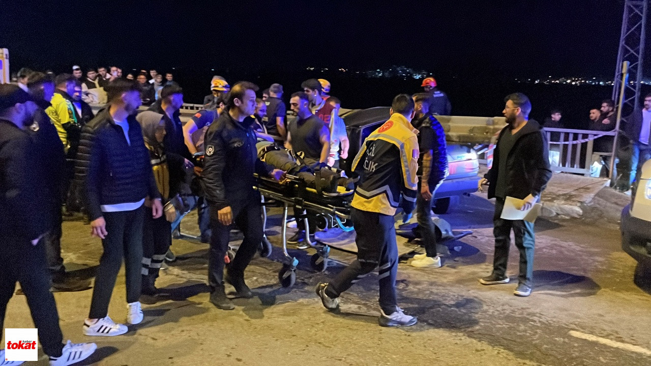 Feci Kaza Tofaş Bariyere Ok Gibi Saplandı, Sürücüsü Yaralandı