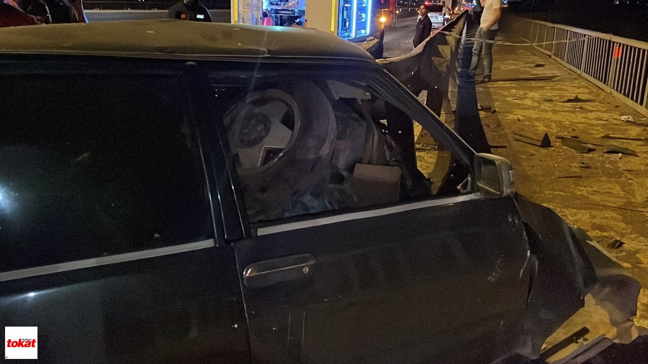 Feci Kaza Tofaş Bariyere Ok Gibi Saplandı, Sürücüsü Yaralandı1