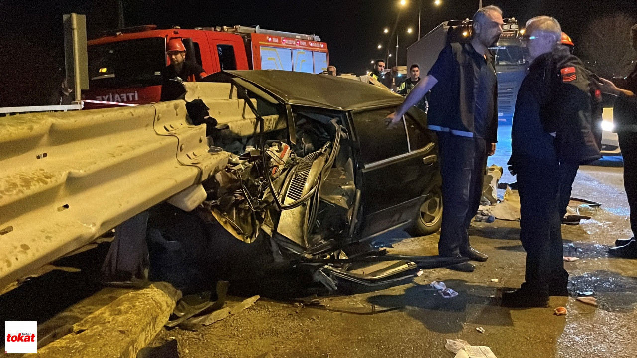 Feci Kaza Tofaş Bariyere Ok Gibi Saplandı, Sürücüsü Yaralandı2