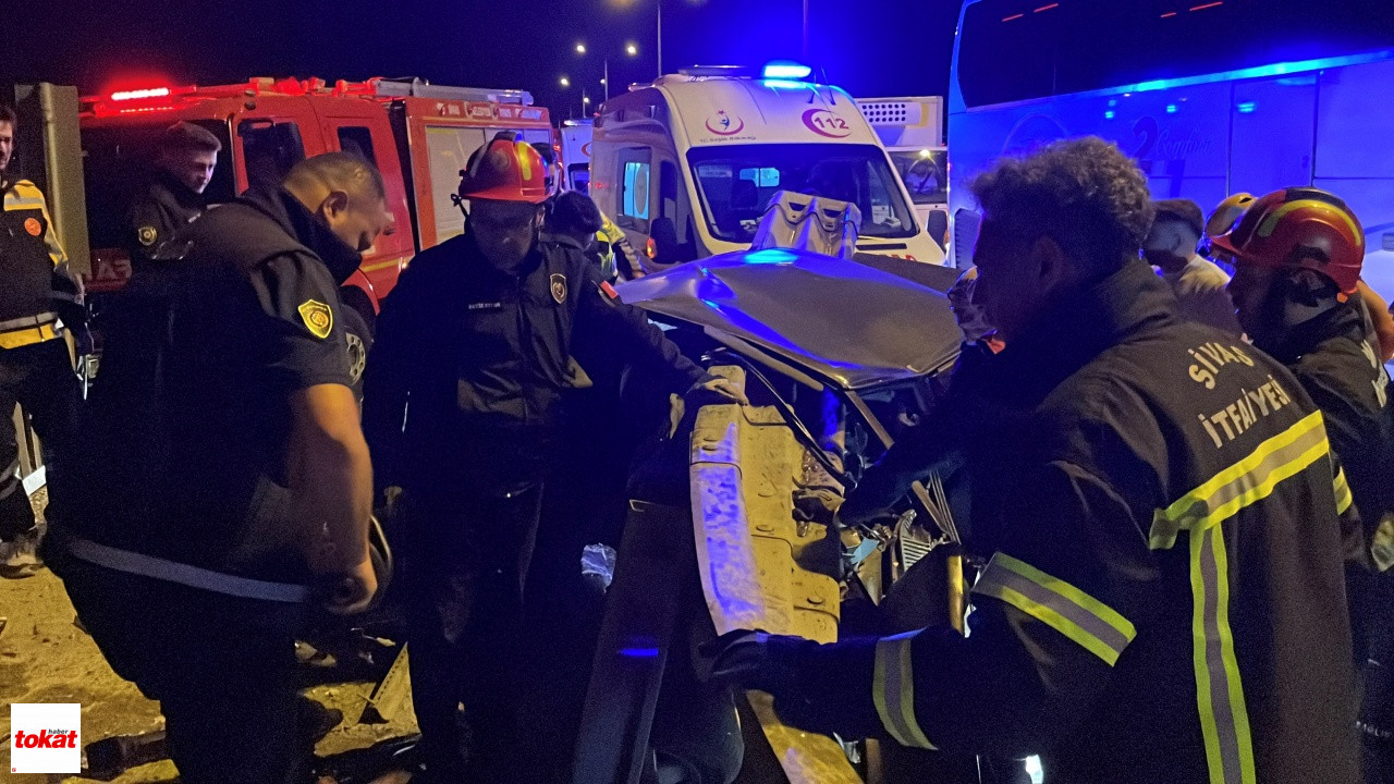 Feci Kaza Tofaş Bariyere Ok Gibi Saplandı, Sürücüsü Yaralandı3