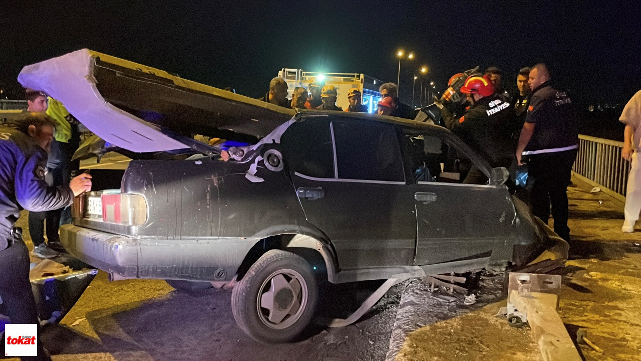 Feci Kaza Tofaş Bariyere Ok Gibi Saplandı, Sürücüsü Yaralandı4