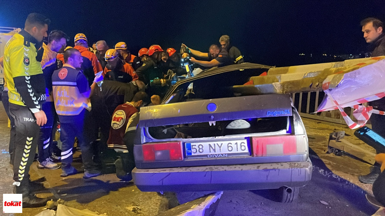 Feci Kaza Tofaş Bariyere Ok Gibi Saplandı, Sürücüsü Yaralandı5