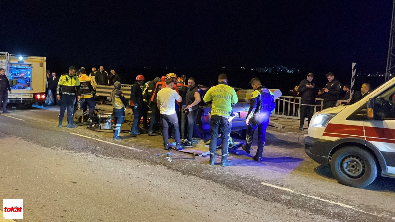 Feci Kaza Tofaş Bariyere Ok Gibi Saplandı, Sürücüsü Yaralandı6