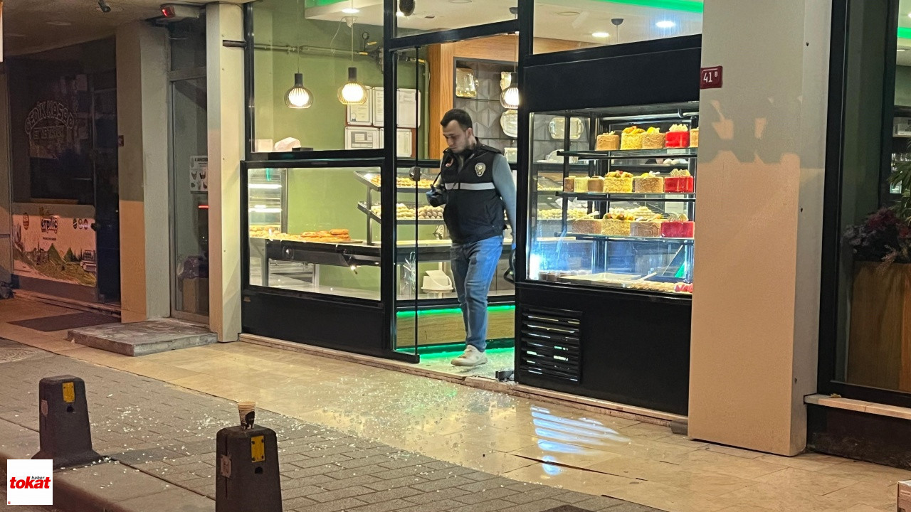 Husumetlisinden Kaçarak Kafeye Saklanan Genç, Silahlı Saldırıda Yaralandı