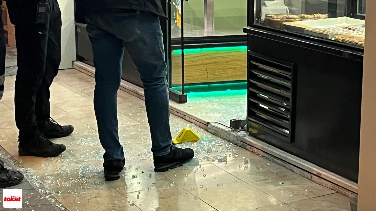 Husumetlisinden Kaçarak Kafeye Saklanan Genç, Silahlı Saldırıda Yaralandı3