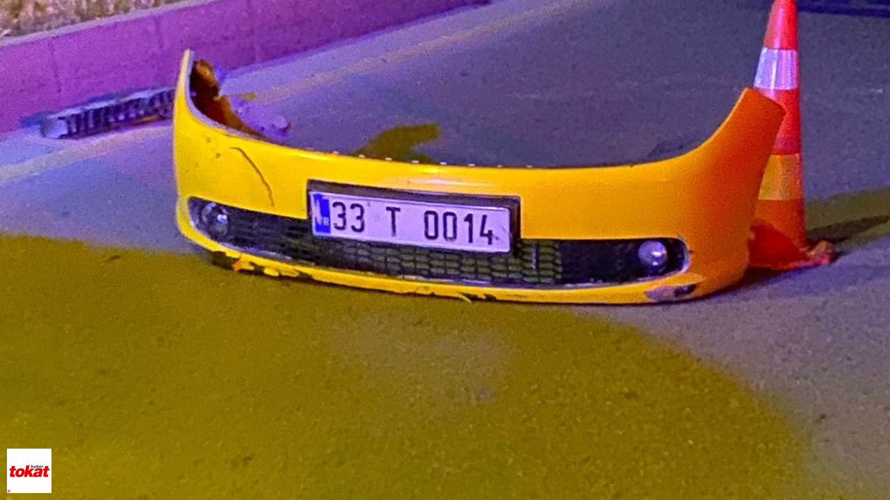 Kontrolden Çıkan Taksi Elektrik Direğine Çarptı 2 Ölü2
