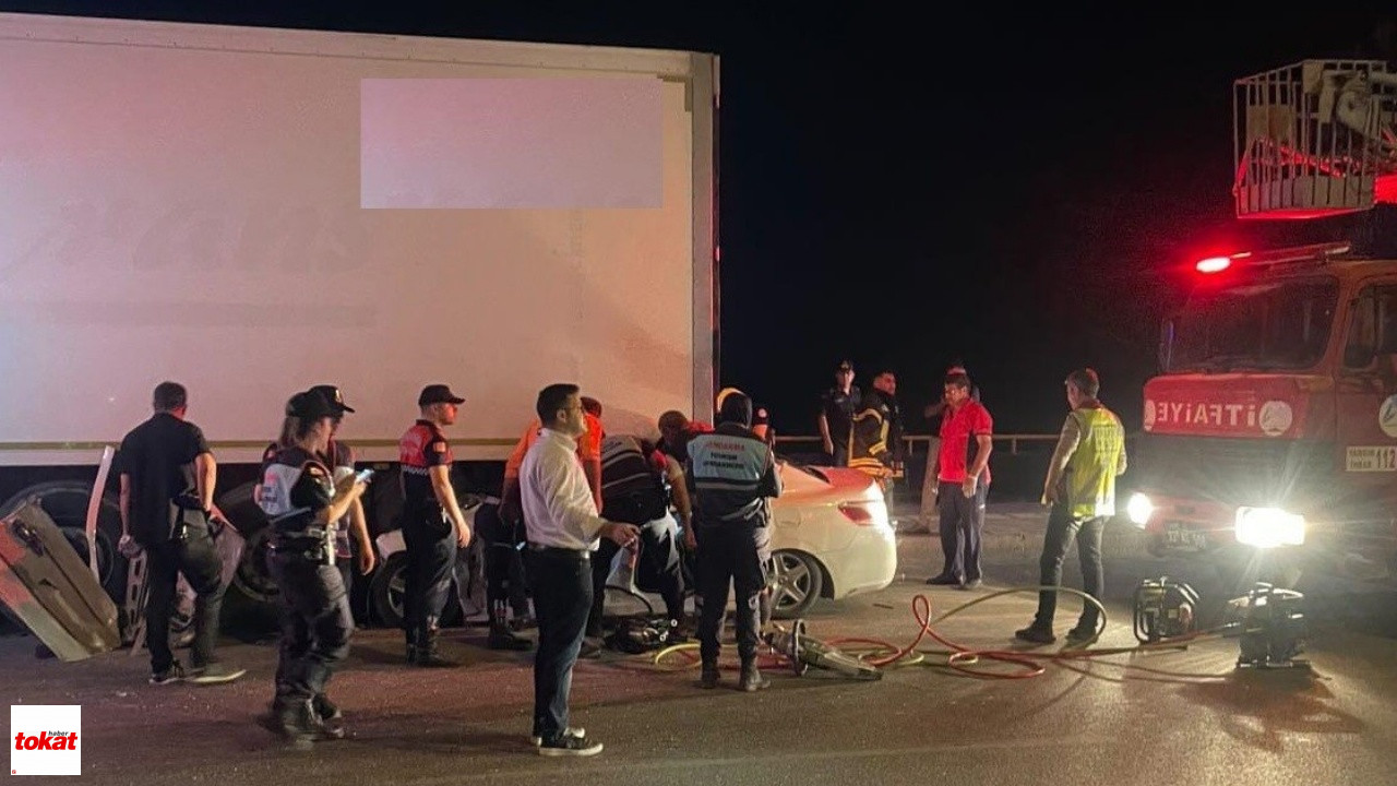 Otomobil, Park Halindeki Tırın Altına Girdi 2 Ölü