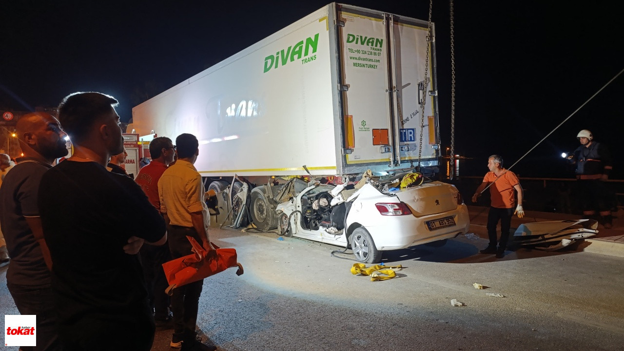 Otomobil, Park Halindeki Tırın Altına Girdi 2 Ölü2