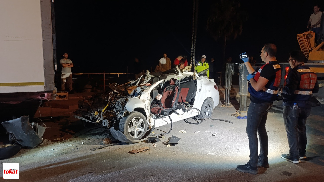 Otomobil, Park Halindeki Tırın Altına Girdi 2 Ölü6