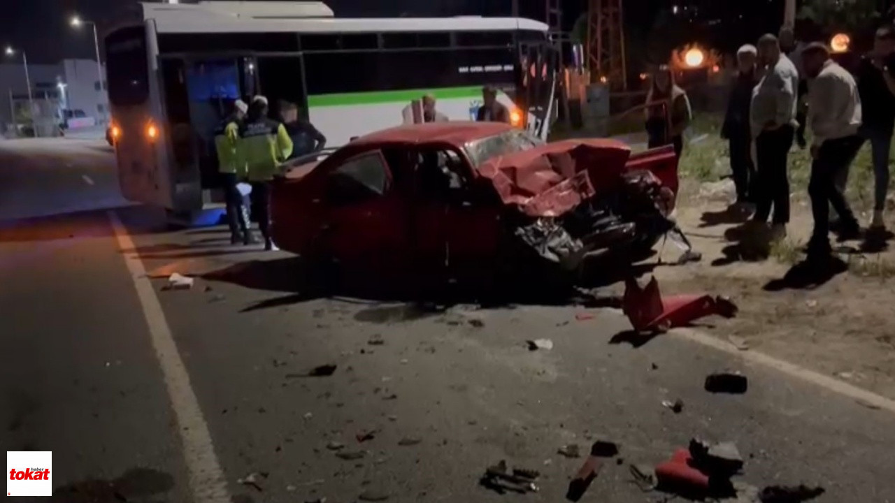 Otomobille Minibüsün Kafa Kafaya Çarpıştığı Kaza Kamerada 1 Ağır Yaralı