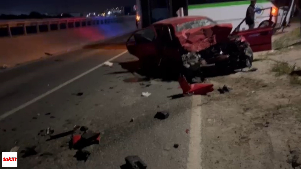Otomobille Minibüsün Kafa Kafaya Çarpıştığı Kaza Kamerada 1 Ağır Yaralı4