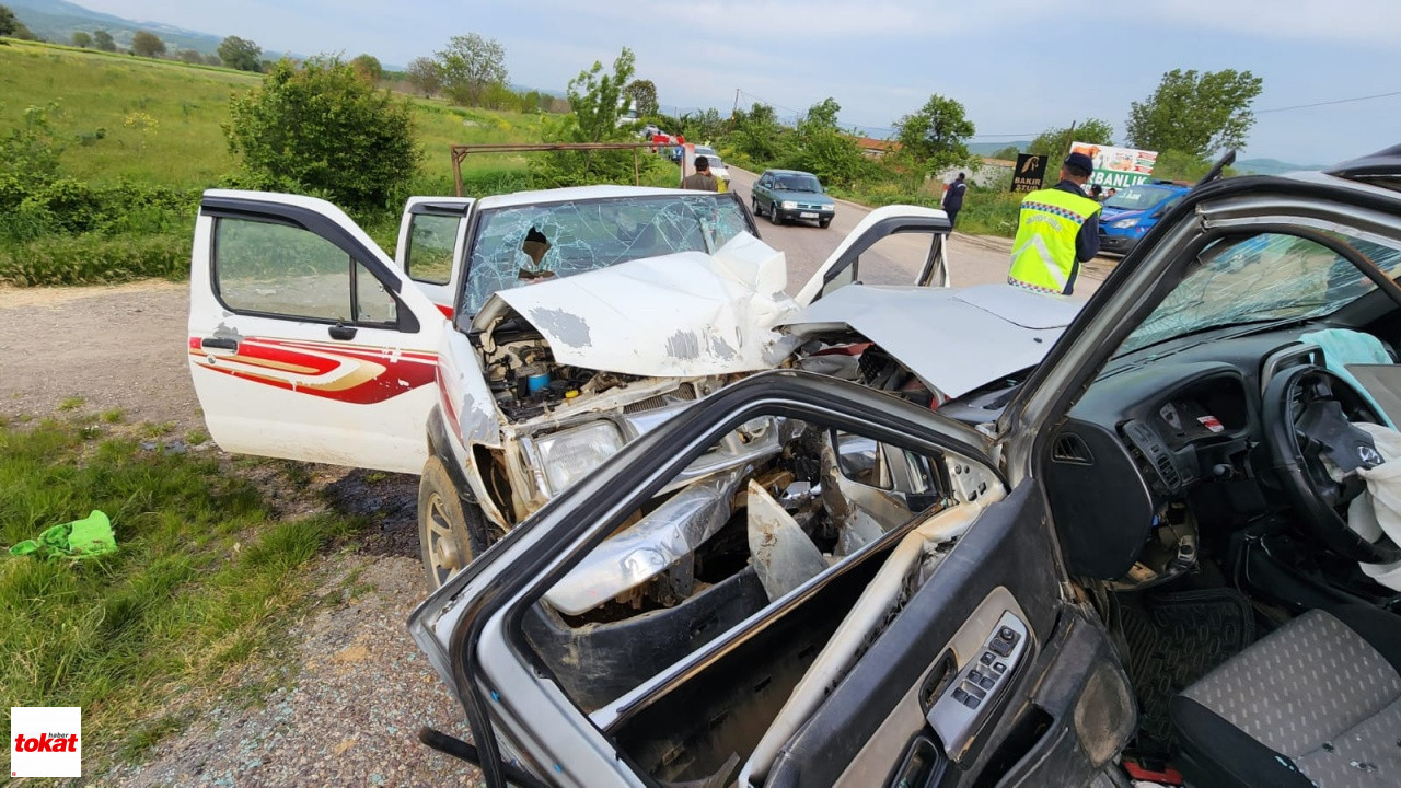 Otomobiller Kafa Kafaya Çarpıştı 1 Ölü, 4 Yaralı1