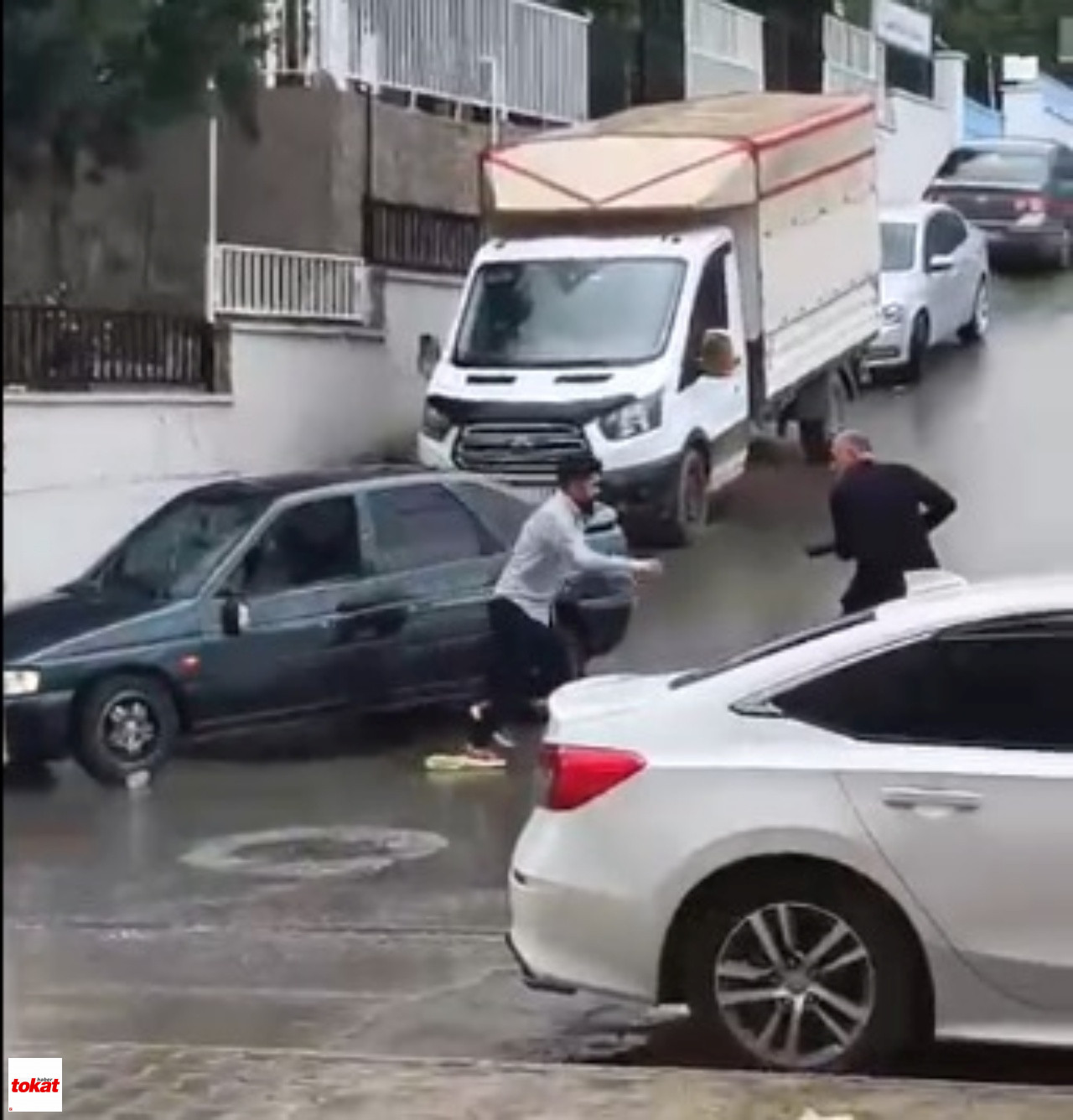 Pompalı Tüfekle Saldırdı, Silah Tutukluk Yaptı O Anlar Kamerada