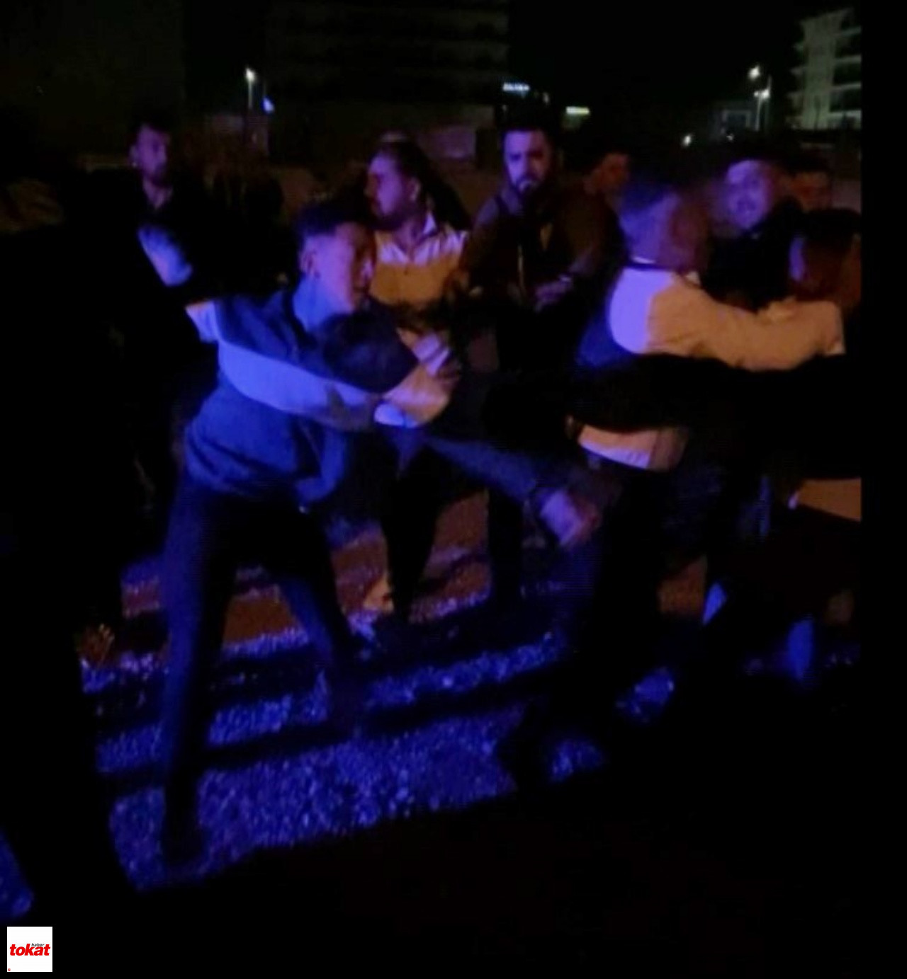 Tekme Ve Yumrukların Havada Uçuştuğu Düğün Kavgasında Polis Memurları Arada Kaldı