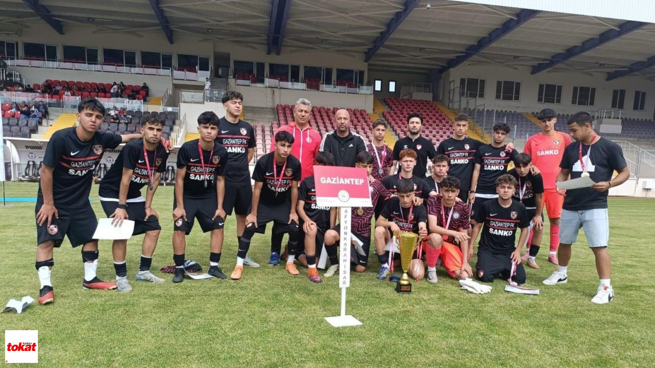Tokat Haberadi̇l Sani̇ Konukoğlu Spor Li̇sesi̇ Kadin Ve Erkek Futbol Takimlarindan Türki̇ye Derecesi̇ (1)-1