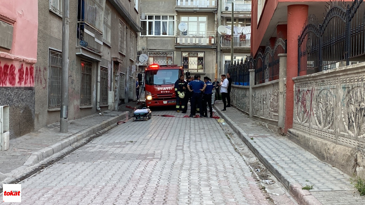 Boğazına Bıçak Dayadı, Evini Ateşe Verdi1