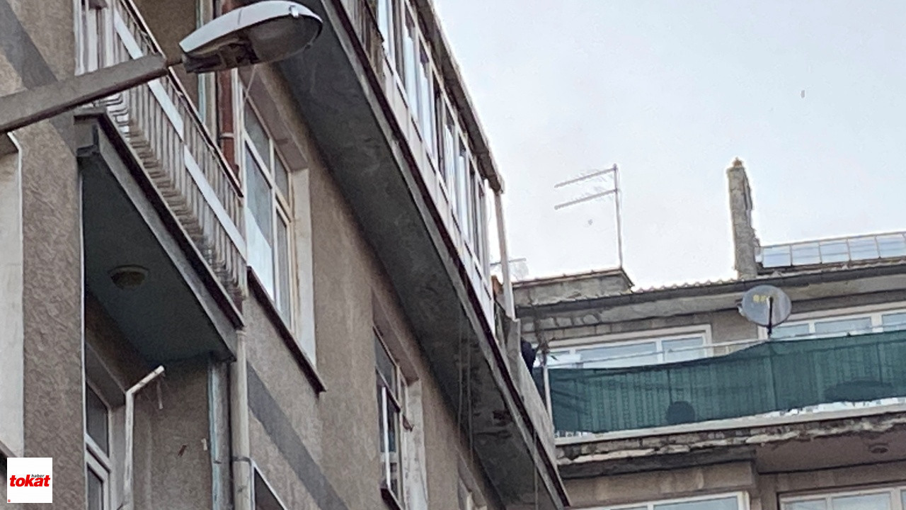 Boğazına Bıçak Dayadı, Evini Ateşe Verdi4
